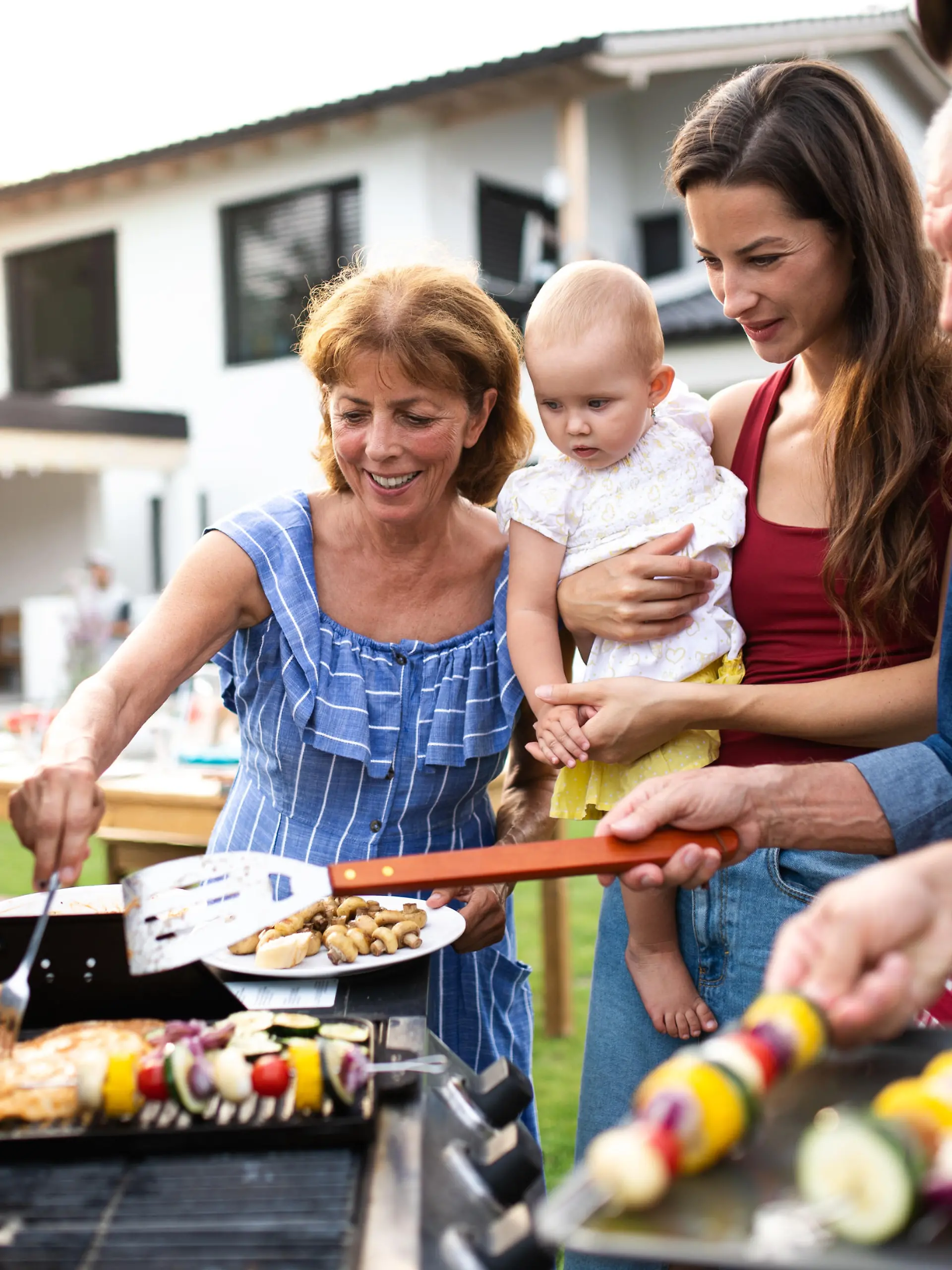 Familie grillt