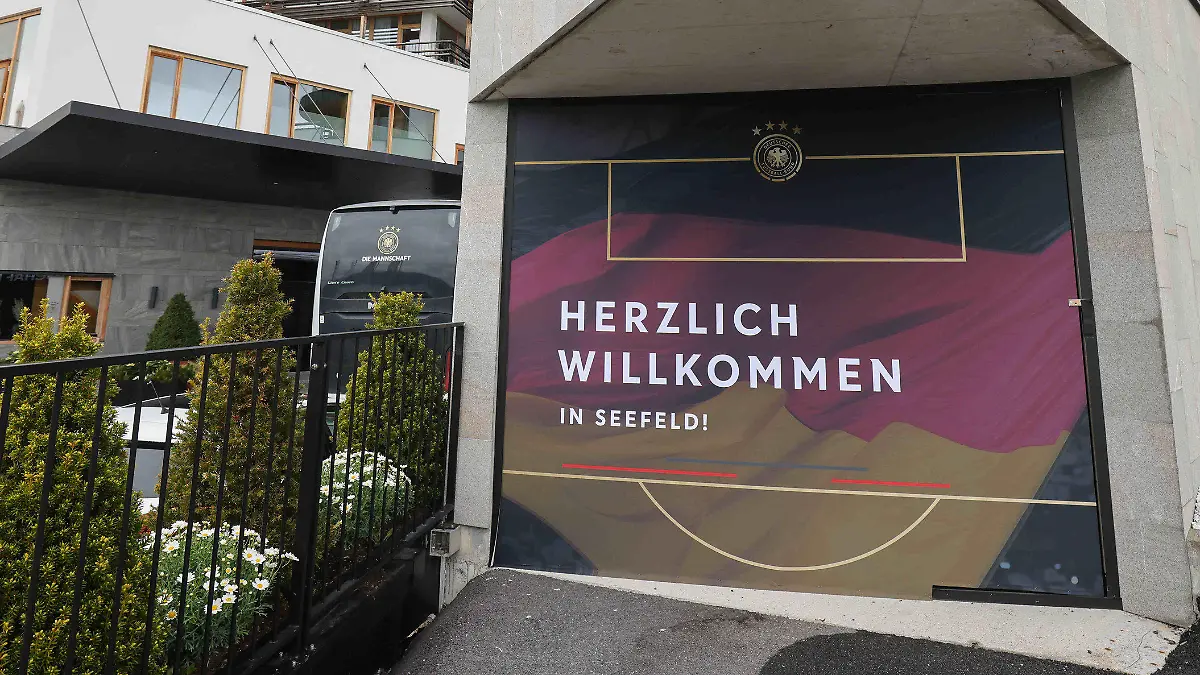 27.05.2021, Österreich, Mösern: «Herzlich Willkommen in Seefeld» steht auf einem Banner neben der Einfahrt zum Hotel Nidum, in dem die deutsche Fußball-Nationalmannschaft während ihres EM-Trainingslagers in Tirol wohnen wird. Das Training der DFB-Auswahl vor der EM-Endrunde wird in Seefeld stattfinden. Foto: Christian Charisius/dpa +++ dpa-Bildfunk +++