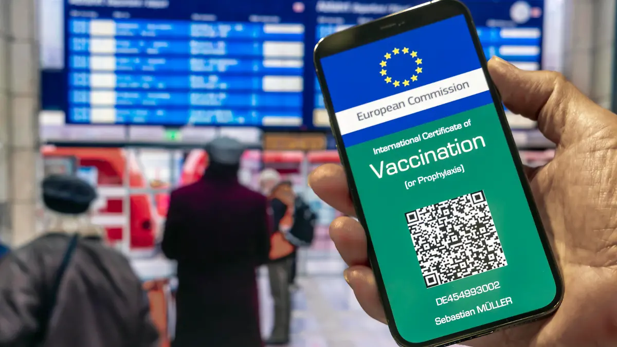 Die Europäische Kommission arbeitet an einem digitalen Impfpass, der die eingeschränkten Reisemöglichkeiten erweitert und Freiheiten zurück gibt. Mögliche Visualisierung des digitalen EU-Impfpasses. // 07.05.2021. Europa, Deutschland, Baden-Württemberg, Stuttgart. *** The European Commission is working on a digital vaccination passport that will expand restricted travel and give back freedoms Possible visualization of the digital EU vaccination passport 07 05 2021 Europe, Germany, Baden Württemberg, Stuttgart