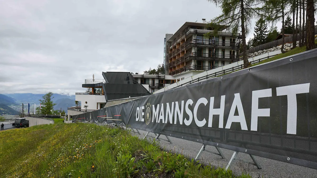 27.05.2021, Österreich, Mösern: Blick auf das Hotel Nidum (oben, r), in dem die deutsche Fußball-Nationalmannschaft während ihres EM-Trainingslagers in Tirol wohnen wird. Das Training der DFB-Auswahl vor der EM-Endrunde wird im nahegelegenen Seefeld stattfinden. Foto: Christian Charisius/dpa +++ dpa-Bildfunk +++