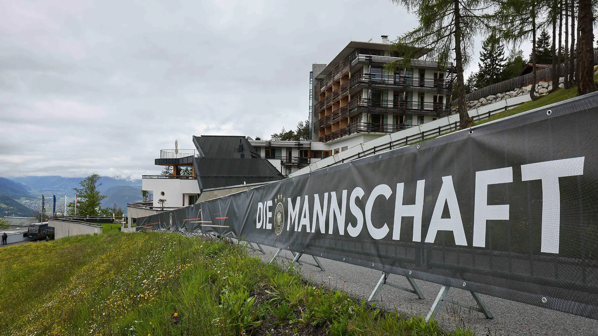 27.05.2021, Österreich, Mösern: Blick auf das Hotel Nidum (oben, r), in dem die deutsche Fußball-Nationalmannschaft während ihres EM-Trainingslagers in Tirol wohnen wird. Das Training der DFB-Auswahl vor der EM-Endrunde wird im nahegelegenen Seefeld stattfinden. Foto: Christian Charisius/dpa +++ dpa-Bildfunk +++