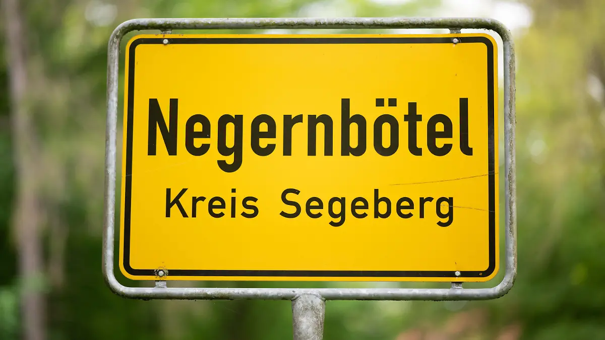 28.05.2021, Schleswig-Holstein, Negernbötel: Das Ortsschild des Ortes Negernbötel im Landkreis Segeberg. Die Grüne Jugend Segeberg möchte den Namen des Dorfes ändern. Foto: Daniel Reinhardt/dpa +++ dpa-Bildfunk +++