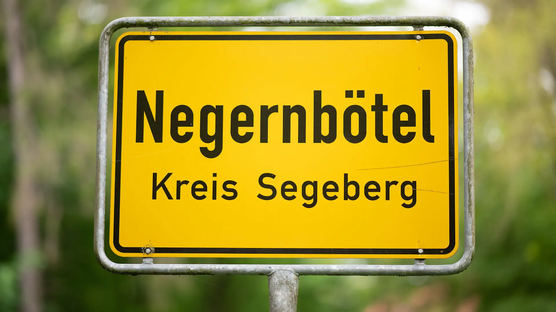 28.05.2021, Schleswig-Holstein, Negernbötel: Das Ortsschild des Ortes Negernbötel im Landkreis Segeberg. Die Grüne Jugend Segeberg möchte den Namen des Dorfes ändern. Foto: Daniel Reinhardt/dpa +++ dpa-Bildfunk +++