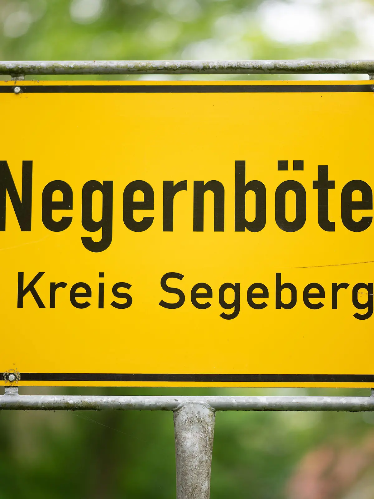 28.05.2021, Schleswig-Holstein, Negernbötel: Das Ortsschild des Ortes Negernbötel im Landkreis Segeberg. Die Grüne Jugend Segeberg möchte den Namen des Dorfes ändern. Foto: Daniel Reinhardt/dpa +++ dpa-Bildfunk +++