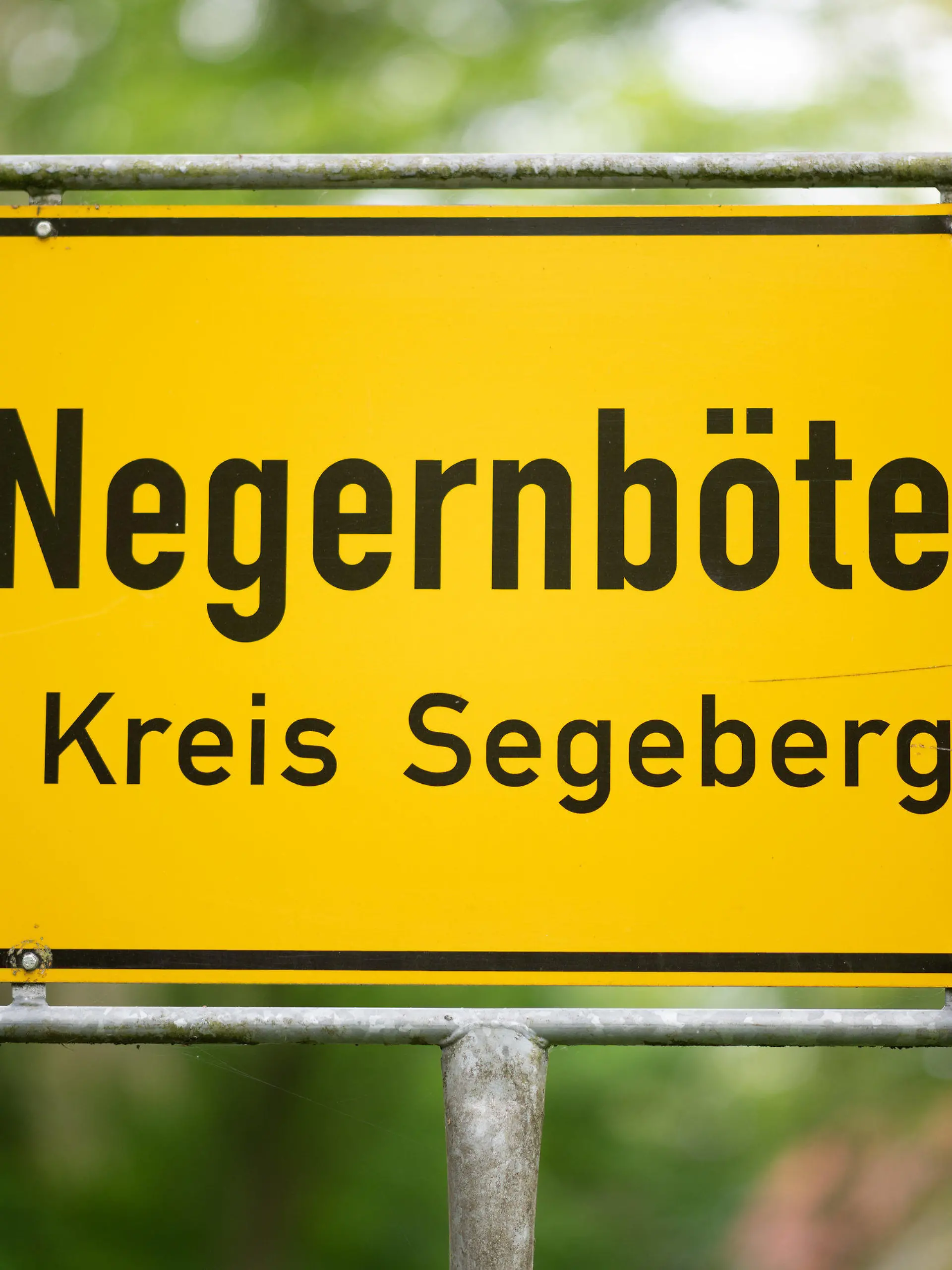 28.05.2021, Schleswig-Holstein, Negernbötel: Das Ortsschild des Ortes Negernbötel im Landkreis Segeberg. Die Grüne Jugend Segeberg möchte den Namen des Dorfes ändern. Foto: Daniel Reinhardt/dpa +++ dpa-Bildfunk +++