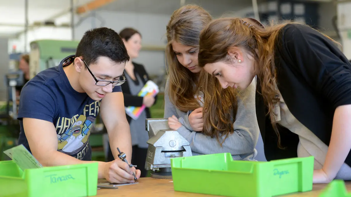 Azubi Emre erklärt am 12.03.2014 in Schwaigern (Baden-Württemberg) während der Girls'Day-Akademie in der Firma Walter Söhner den Schülerinnen Tamara (l) und Dajana die Arbeitsschritte. Foto: Franziska Kraufmann/dpa (zu dpa "Ein Jahr statt ein Tag: «Girl's Day» wird zur Akademie ausgebaut" vom 21.03.2014) +++(c) dpa - Bildfunk+++