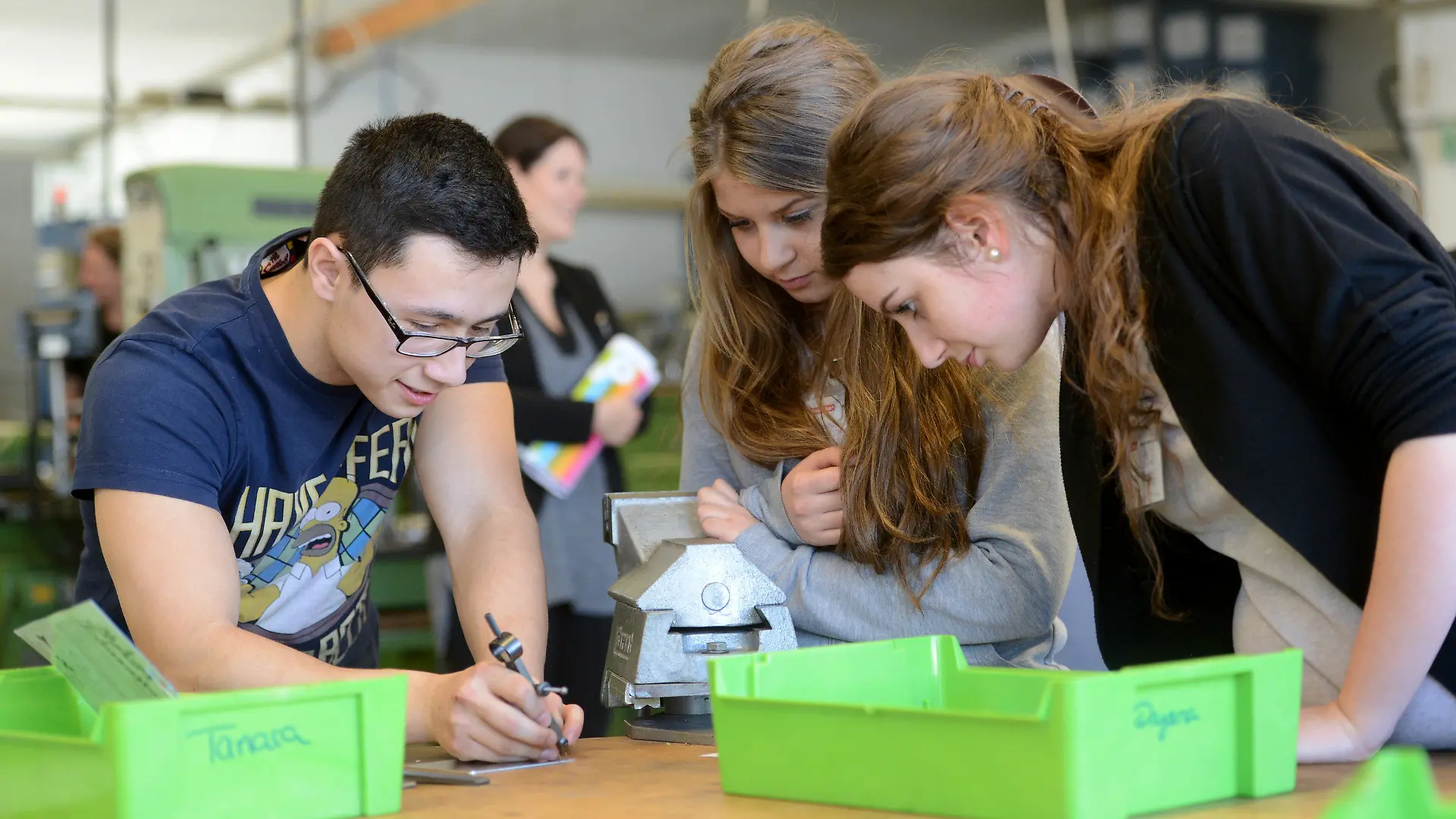 Azubi Emre erklärt am 12.03.2014 in Schwaigern (Baden-Württemberg) während der Girls'Day-Akademie in der Firma Walter Söhner den Schülerinnen Tamara (l) und Dajana die Arbeitsschritte. Foto: Franziska Kraufmann/dpa (zu dpa "Ein Jahr statt ein Tag: «Girl's Day» wird zur Akademie ausgebaut" vom 21.03.2014) +++(c) dpa - Bildfunk+++