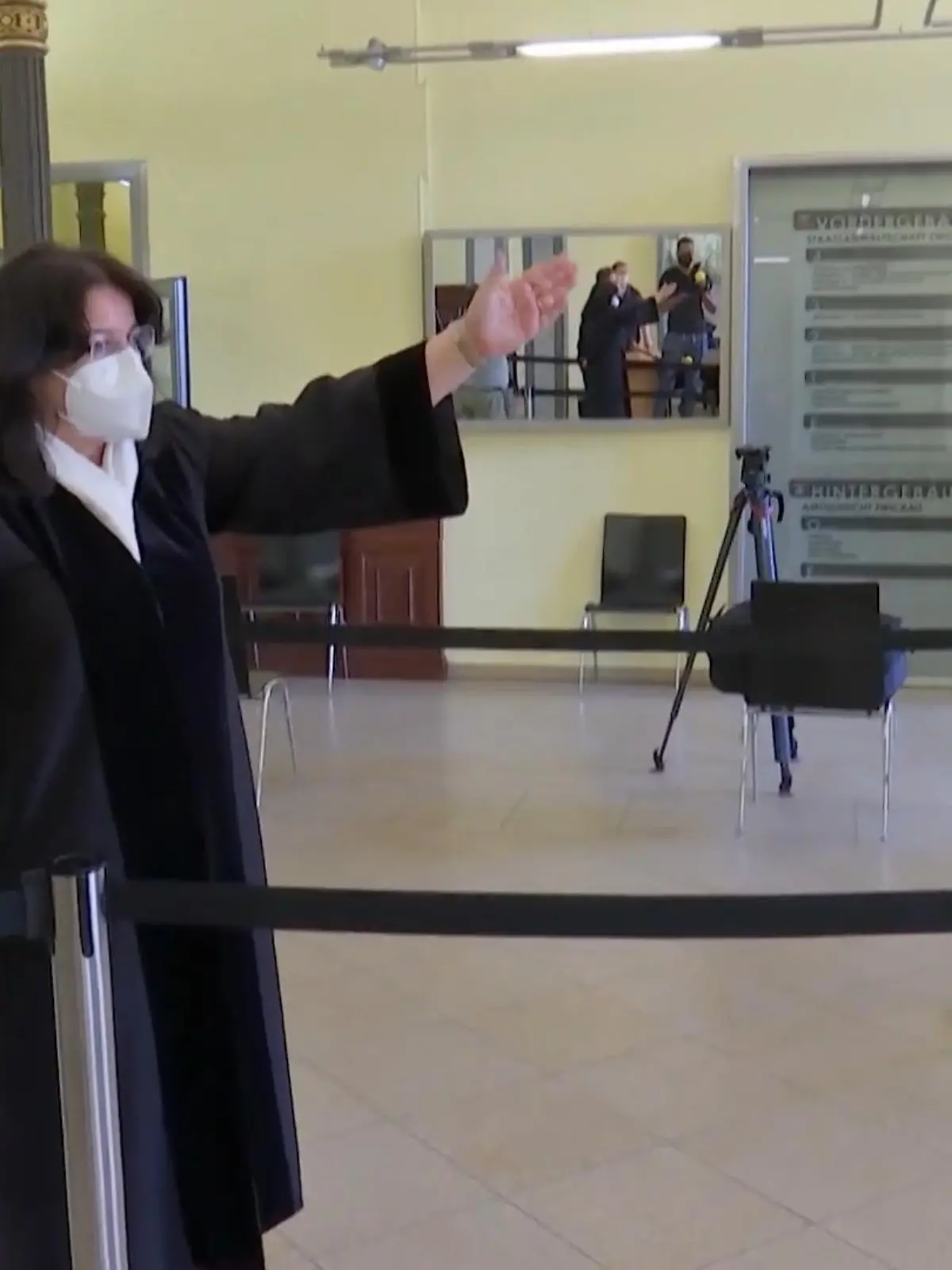 Kein Abstand, keine Masken – manche Menschen nehmen es nicht so genau mit den Corona-Regeln. Oder missachten sie sogar ganz bewusst. Wer erwischt wird, kann noch von Glück reden, wenn er's nicht mit Richterin Eva-Maria Ast zu tun bekommt. Denn die Dame vom Amtsgericht Zwickau macht mit Regelbrechern kurzen Prozess.