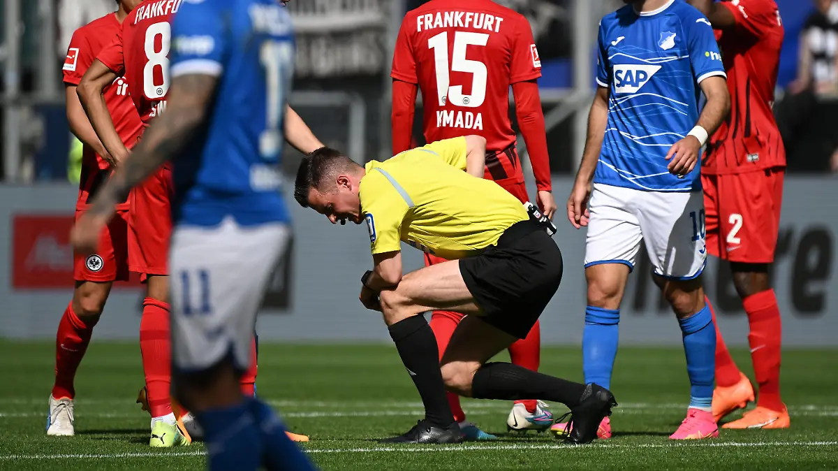 06.05.2023, xjhx, Fussball 1.Bundesliga, TSG 1899 Hoffenheim - Eintracht Frankfurt emspor, v.l. Schiedsrichter Referee Harm Osmers Hannover mit Schmerzen DFL/DFB REGULATIONS PROHIBIT ANY USE OF PHOTOGRAPHS as IMAGE SEQUENCES and/or QUASI-VIDEO Sinsheim *** 06 05 2023, xjhx, football 1 Bundesliga, TSG 1899 Hoffenheim Eintracht Frankfurt emspor, v l referee Referee Harm Osmers Hannover with pain DFL DFB REGULATES PROHIBIT ANY USE OF PHOTOGRAPHS as IMAGE SEQUENCES and or QUASI VIDEO Sinsheim