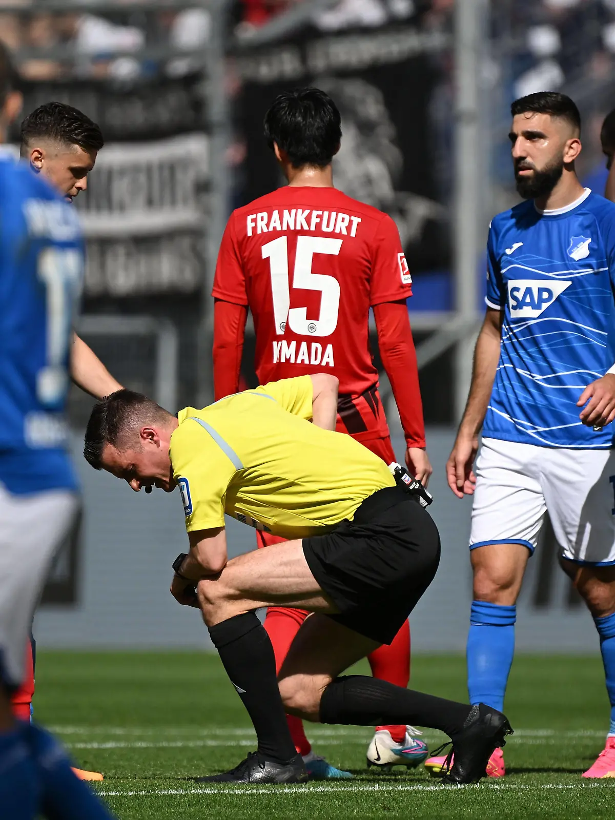 06.05.2023, xjhx, Fussball 1.Bundesliga, TSG 1899 Hoffenheim - Eintracht Frankfurt emspor, v.l. Schiedsrichter Referee Harm Osmers Hannover mit Schmerzen DFL/DFB REGULATIONS PROHIBIT ANY USE OF PHOTOGRAPHS as IMAGE SEQUENCES and/or QUASI-VIDEO Sinsheim *** 06 05 2023, xjhx, football 1 Bundesliga, TSG 1899 Hoffenheim Eintracht Frankfurt emspor, v l referee Referee Harm Osmers Hannover with pain DFL DFB REGULATES PROHIBIT ANY USE OF PHOTOGRAPHS as IMAGE SEQUENCES and or QUASI VIDEO Sinsheim