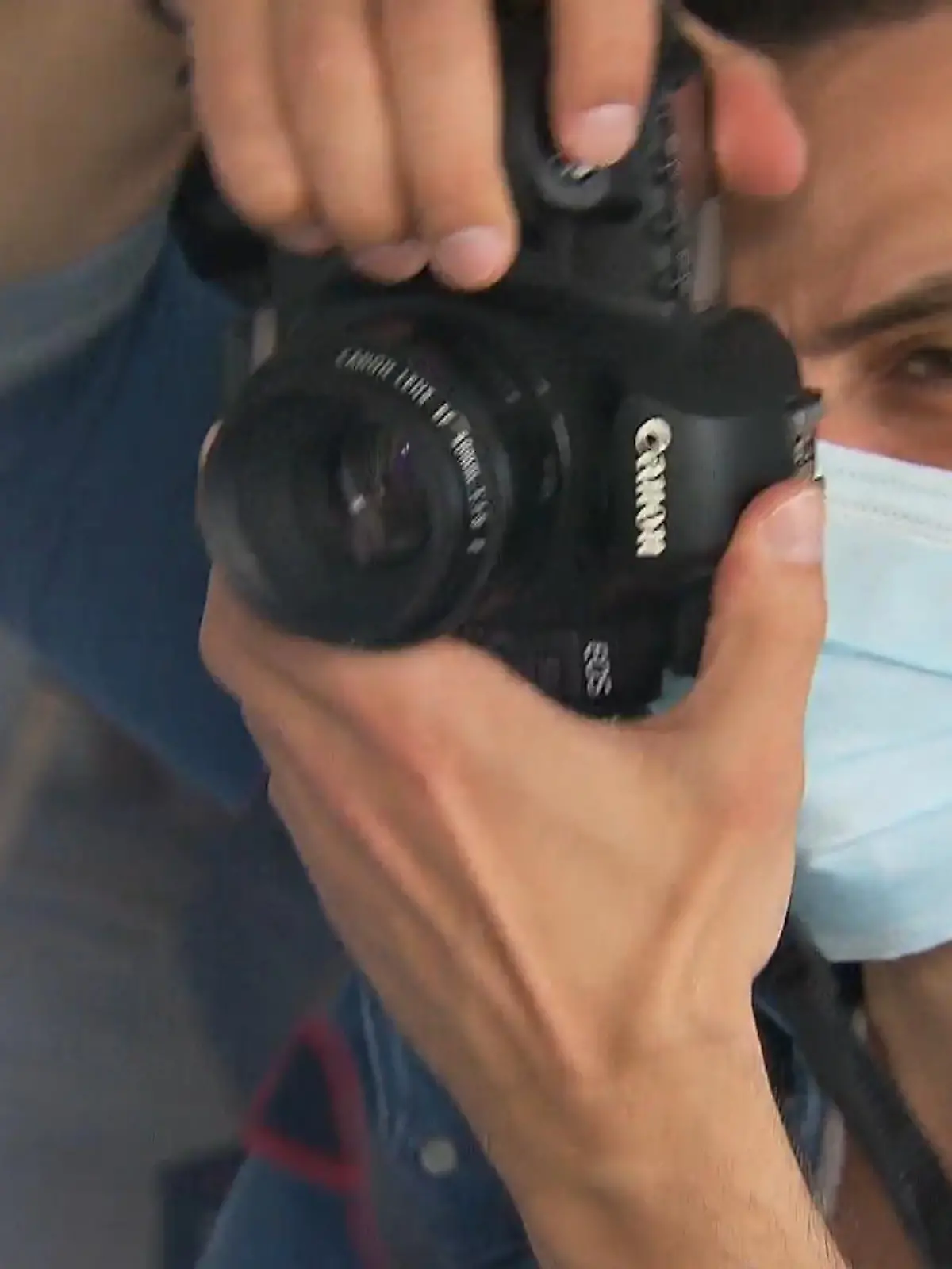 Anfangs noch ungewohnt – heute ist sie aus unserem Alltag in der Pandemie kaum noch wegzudenken: die Maske. Auf popkultureller Ebene wird die Corona-Pandemie häufig ausgelassen, in neu produzierten Filmen und Serien treffen sich Menschen auf Partys, geben sich die Hand und shoppen ohne Masken. Der Frankfurter Fotograf Marcel Gregory Stock hingegen hat diese – zwar in vielerlei Hinsicht tragische – aber auch spannende Zeit nicht ignoriert, sondern künstlerisch festgehalten und einen Bildband mit dem Namen „Behind the Mask“ veröffentlicht. Was dahinter steckt, verrät er uns im Video.