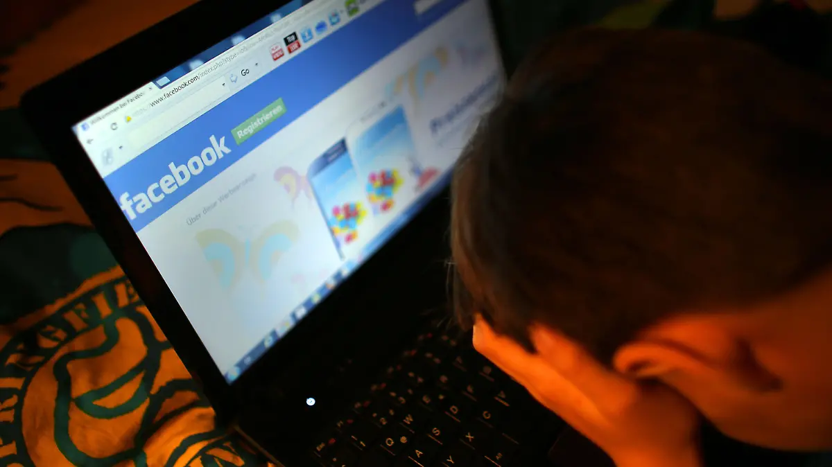 ARCHIV - ILLUSTRATION - Ein Junge reibt sich am 15.05.2013 in Leichlingen (Nordrhein-Westfalen) vor seinem Laptop beim Betrachten der Facebook- Seite die Augen. (zu dpa «Hass im Netz erreicht vor allem die Jungen» vom 30.05.2017) Foto: Oliver Berg/dpa +++(c) dpa - Bildfunk+++