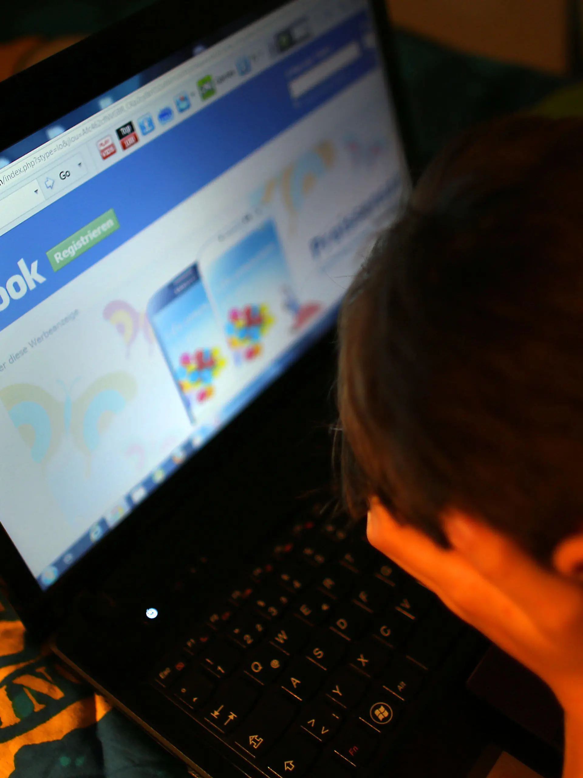 ARCHIV - ILLUSTRATION - Ein Junge reibt sich am 15.05.2013 in Leichlingen (Nordrhein-Westfalen) vor seinem Laptop beim Betrachten der Facebook- Seite die Augen. (zu dpa «Hass im Netz erreicht vor allem die Jungen» vom 30.05.2017) Foto: Oliver Berg/dpa +++(c) dpa - Bildfunk+++