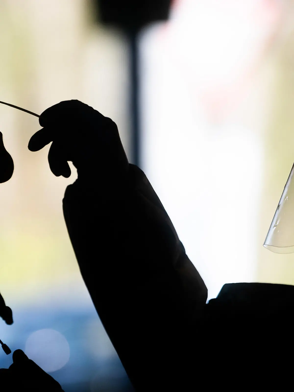 16.04.2021, Niedersachsen, Hannover: Helfer testen eine Frau im «Testzentrum am Zoo» mit einem Schnelltest auf das neuartige Coronavirus. Das Robert Koch-Institut (RKI) vermeldet weiterhin steigende Corona-Neuinfektionen in Deutschland. Foto: Julian Stratenschulte/dpa +++ dpa-Bildfunk +++