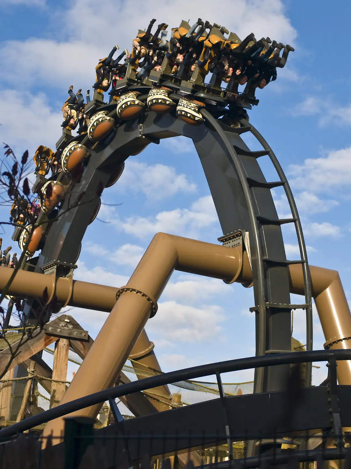 Freizeitpark Phantasialand, Themenpark DEEP IN AFRICA, Attraktion BLACK MAMABA, Achterbahn,Brühl, Deutschland.|Phantasialand amusement park, theme park DEEP IN AFRICA, BLACK MAMABA attraction, a roller coaster, Brühl, Germany. | | Verwendung weltweit