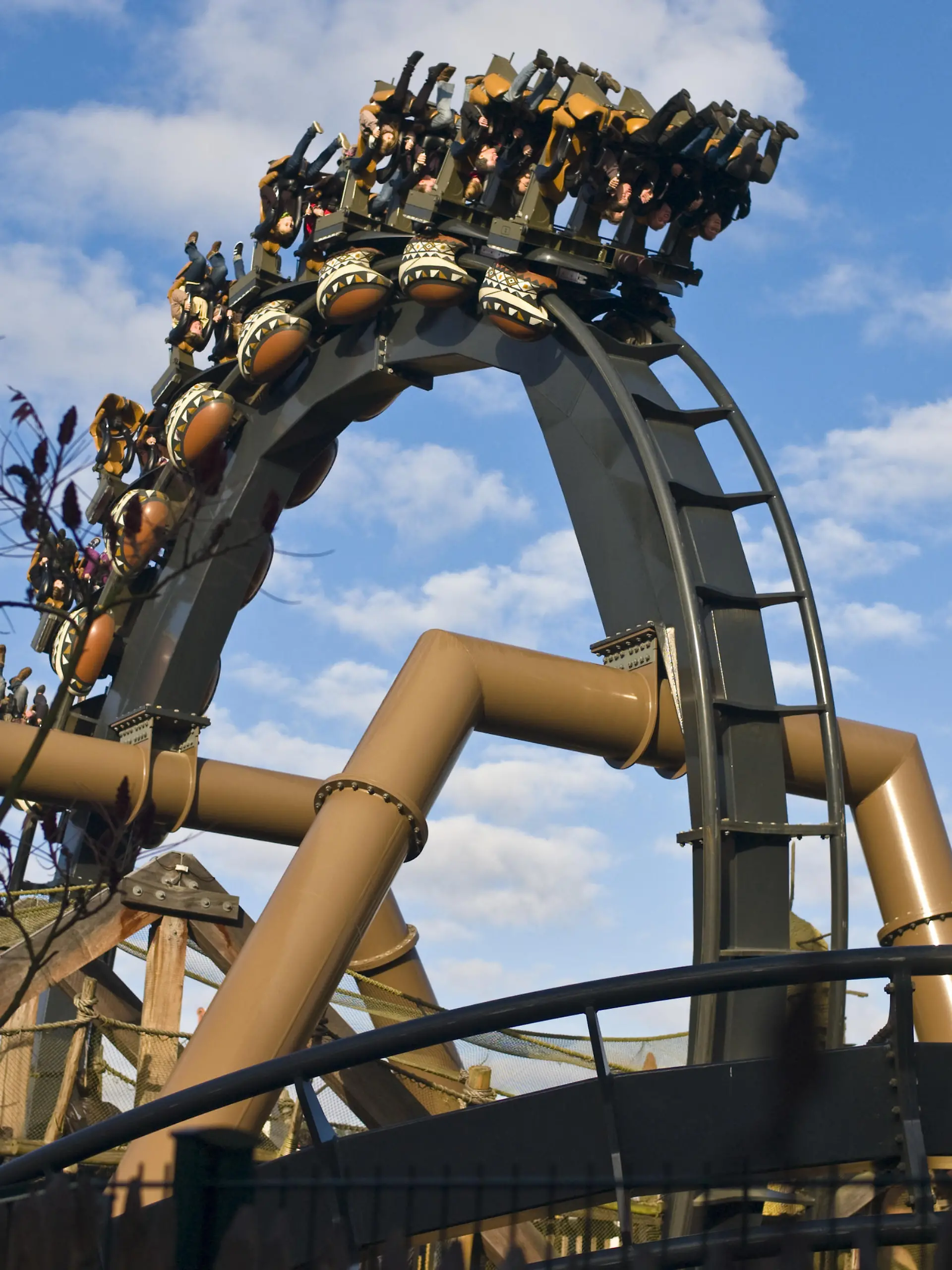 Freizeitpark Phantasialand, Themenpark DEEP IN AFRICA, Attraktion BLACK MAMABA, Achterbahn,Brühl, Deutschland.|Phantasialand amusement park, theme park DEEP IN AFRICA, BLACK MAMABA attraction, a roller coaster, Brühl, Germany. | | Verwendung weltweit