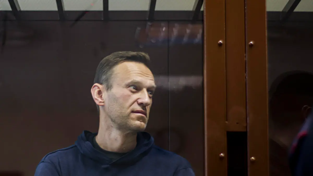 HANDOUT - 05.02.2021, Russland, Moskau: Dieses vom Bezirksgericht Babuskinsky zur Verfügung gestellte Bild zeigt den russischen Oppositionsführer Alexej Nawalny während einer Anhörung im Bezirksgericht Babuskinsky in einem Glaskasten. (Zu dpa: "Kremlgegner Nawalny in Russland im Straflager") Foto: Uncredited/Babuskinsky District Court/AP/dpa - ACHTUNG: Nur zur redaktionellen Verwendung und nur mit vollständiger Nennung des vorstehenden Credits +++ dpa-Bildfunk +++
