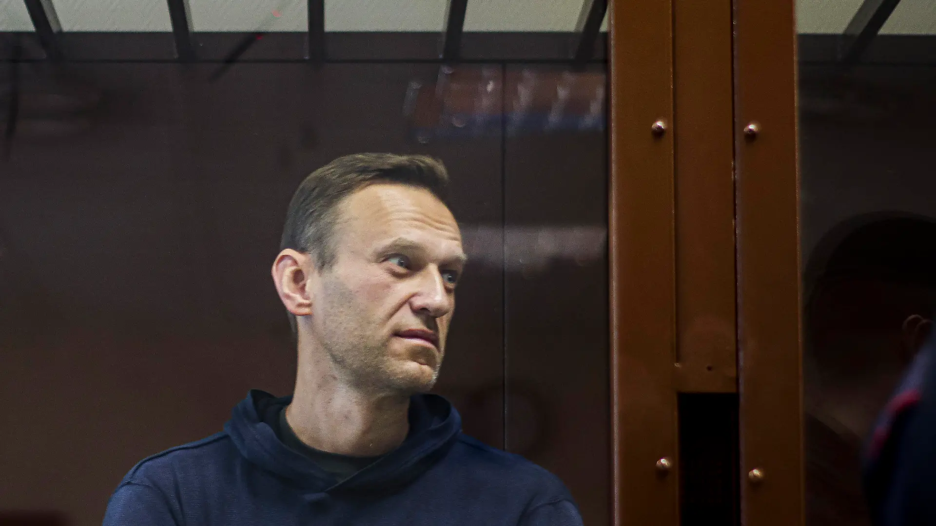 HANDOUT - 05.02.2021, Russland, Moskau: Dieses vom Bezirksgericht Babuskinsky zur Verfügung gestellte Bild zeigt den russischen Oppositionsführer Alexej Nawalny während einer Anhörung im Bezirksgericht Babuskinsky in einem Glaskasten. (Zu dpa: "Kremlgegner Nawalny in Russland im Straflager") Foto: Uncredited/Babuskinsky District Court/AP/dpa - ACHTUNG: Nur zur redaktionellen Verwendung und nur mit vollständiger Nennung des vorstehenden Credits +++ dpa-Bildfunk +++
