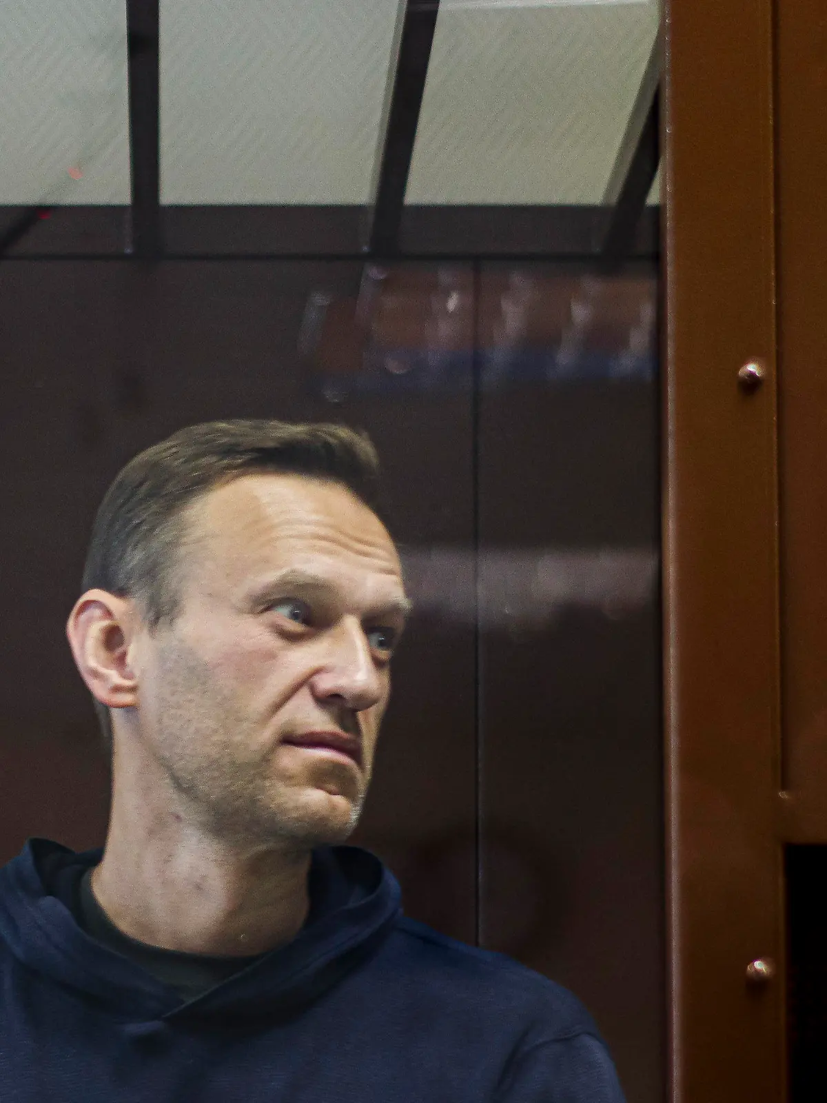 HANDOUT - 05.02.2021, Russland, Moskau: Dieses vom Bezirksgericht Babuskinsky zur Verfügung gestellte Bild zeigt den russischen Oppositionsführer Alexej Nawalny während einer Anhörung im Bezirksgericht Babuskinsky in einem Glaskasten. (Zu dpa: "Kremlgegner Nawalny in Russland im Straflager") Foto: Uncredited/Babuskinsky District Court/AP/dpa - ACHTUNG: Nur zur redaktionellen Verwendung und nur mit vollständiger Nennung des vorstehenden Credits +++ dpa-Bildfunk +++
