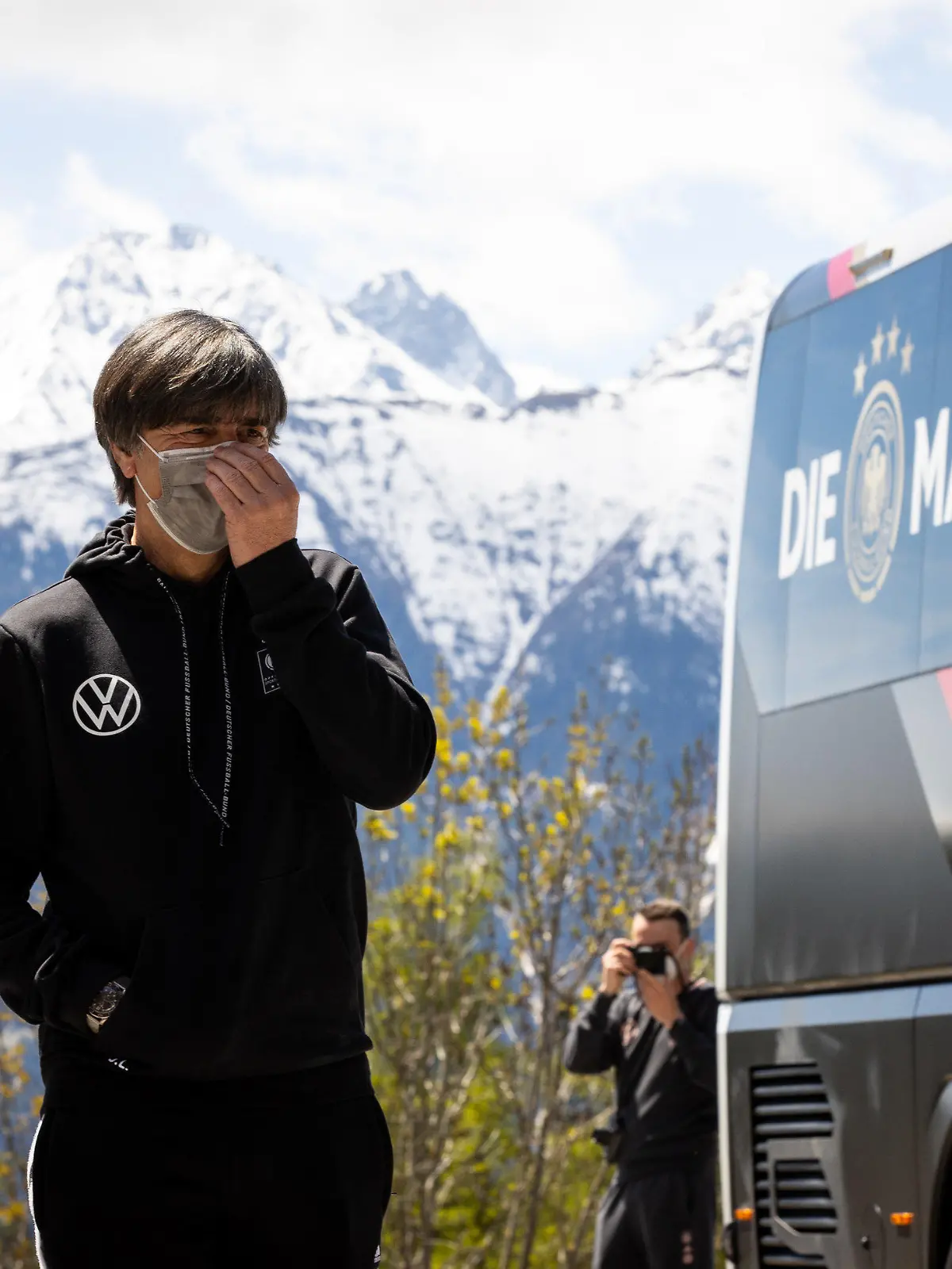 dpatopbilder - 28.05.2021, Österreich, Mösern: Bundestrainer Joachim Löw steht nach der Ankunft der ersten Spieler vor dem Hotel Nidum, in dem die deutsche Fußball-Nationalmannschaft während ihres EM-Trainingslagers in Tirol wohnt. Das Training der DFB-Auswahl vor der EM-Endrunde wird im nahe gelegenen Seefeld stattfinden. Foto: Christian Charisius/dpa +++ dpa-Bildfunk +++