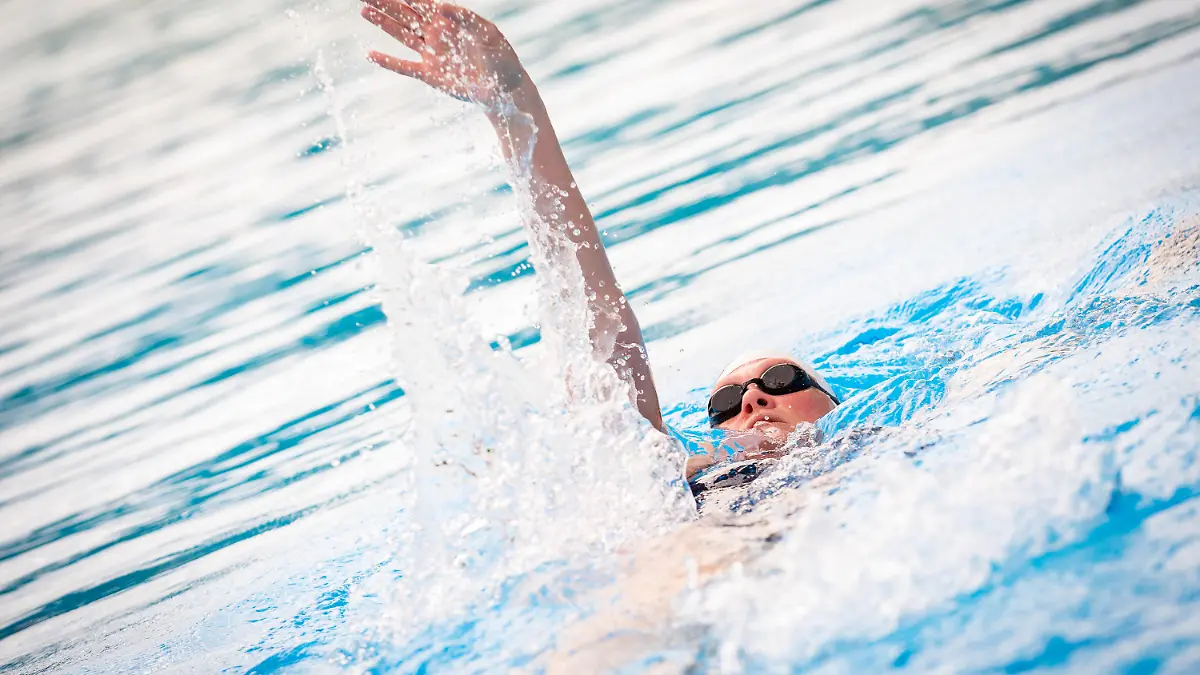 13.05.2021, Niedersachsen, Hannover: Eine Frau schwimmt in einem Becken vom Freibad Lister Bad. Hannover eröffnet von dem heutigen Donnerstag (13.05.2021) an die Freibadsaison. Allerdings gelten in der Corona-Pandemie besondere Regeln: allein, zu zweit oder mit Personen des eigenen Haushaltes können Schwimmer demnach eine 50-Meter-Bahn, ein halbes Nichtschwimmerbecken oder ein halbes Sprungbecken für eine Stunde anmieten. Nur jeweils vier der acht Bahnen in den 50-Meter-Becken werden vermietet - um die Abstandsregeln einhalten zu können. Foto: Moritz Frankenberg/dpa +++ dpa-Bildfunk +++