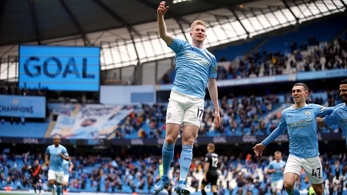 23.05.2021, Großbritannien, Manchester: Fußball: Premier League, England, Manchester City - FC Everton, 38. Spieltag, Etihad Stadium. Kevin De Bruyne (M) von Manchester City feiert nach seinem Tor zum 1:0. Foto: Dave Thompson/PA Wire/dpa +++ dpa-Bildfunk +++