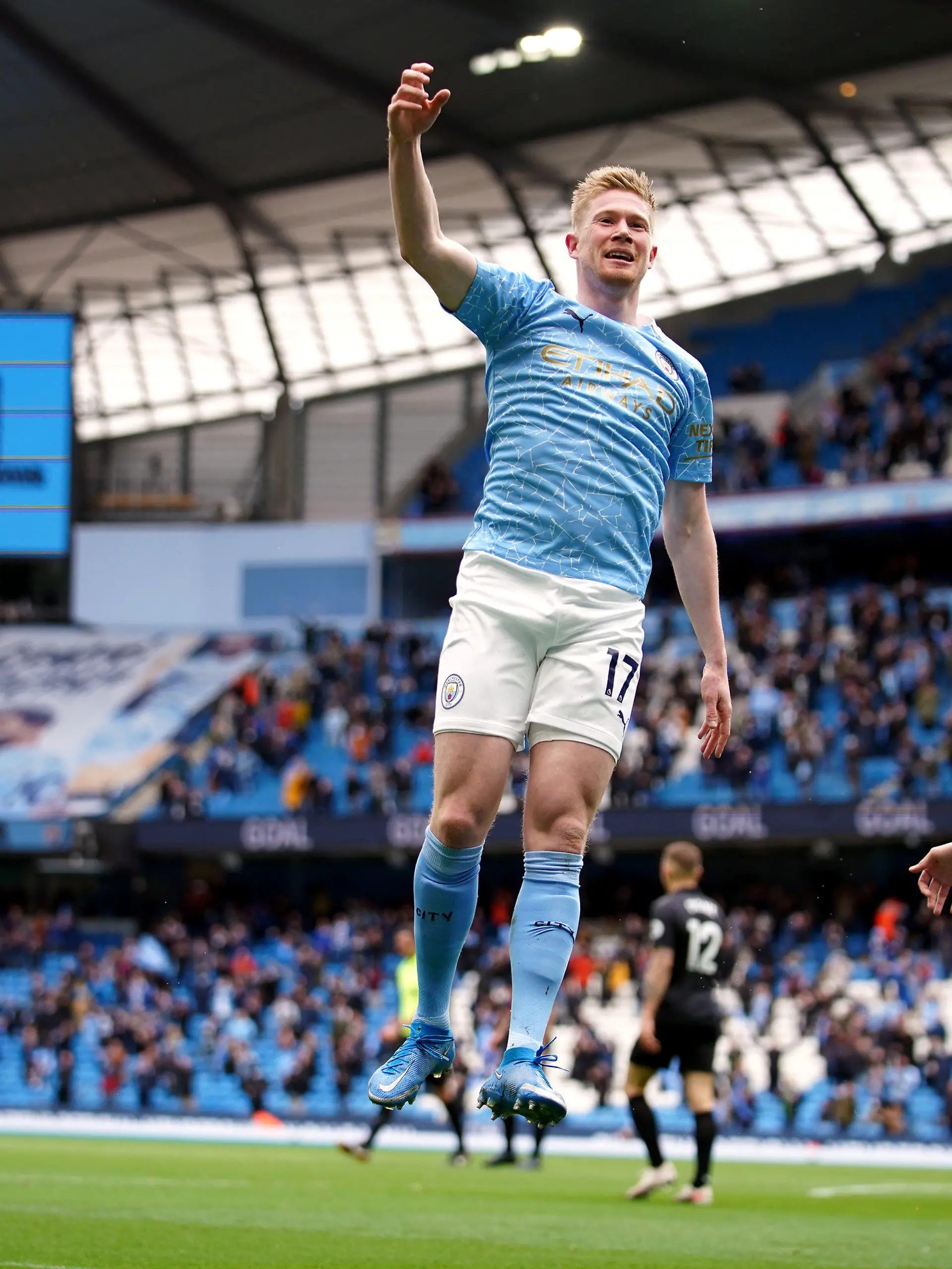 23.05.2021, Großbritannien, Manchester: Fußball: Premier League, England, Manchester City - FC Everton, 38. Spieltag, Etihad Stadium. Kevin De Bruyne (M) von Manchester City feiert nach seinem Tor zum 1:0. Foto: Dave Thompson/PA Wire/dpa +++ dpa-Bildfunk +++