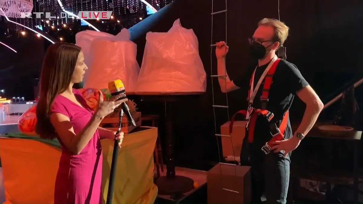 Dieser Mitarbeiter muss für "Let's Dance" hoch hinaus Reporterin Martina Fritsche hinter den Kulissen