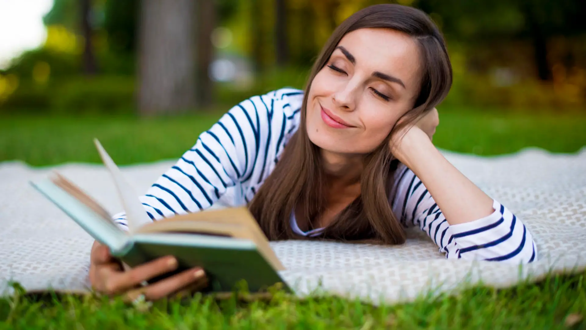 Frau genießt ein gutes Buch