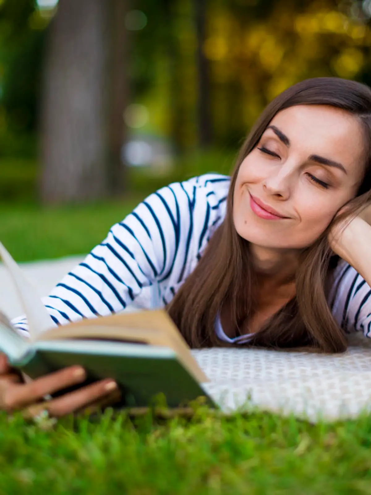 Frau genießt ein gutes Buch