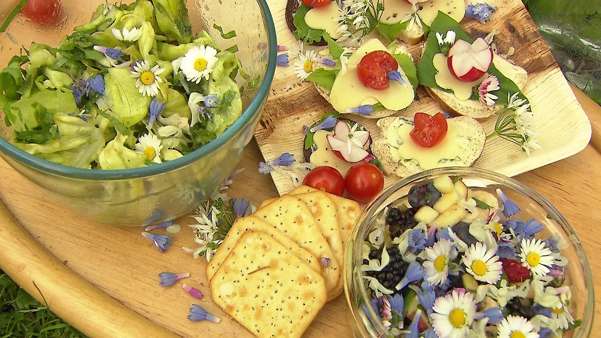 Snacks mit Blätter und Blüten
