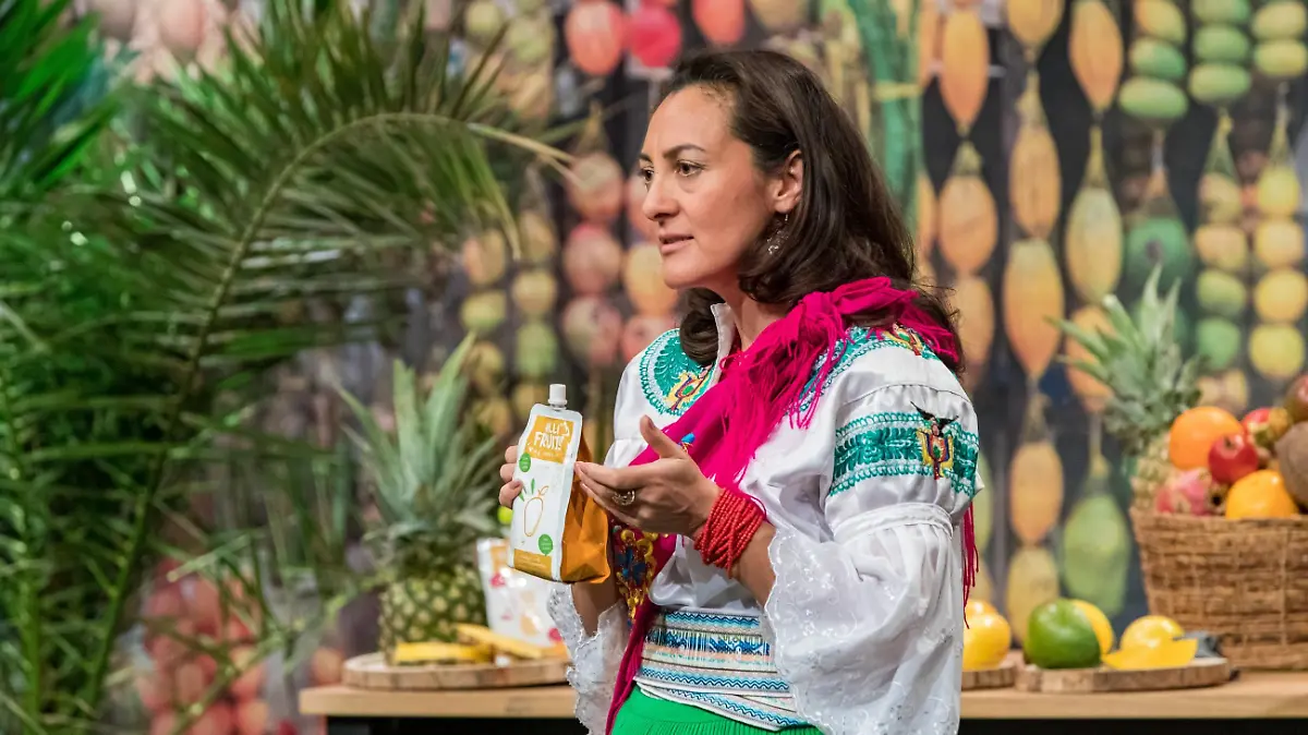 Paulina Carrera aus Merzalben präsentiert mit _Hilli Fruits" Fruchtpüree aus 100% Frucht. Sie erhofft sich ein Investment von 150.000 Euro für 20 Prozent der Anteile an ihrem Unternehmen.
Die Verwendung des sendungsbezogenen Materials ist nur mit dem Hinweis und Verlinkung auf TVNOW gestattet.