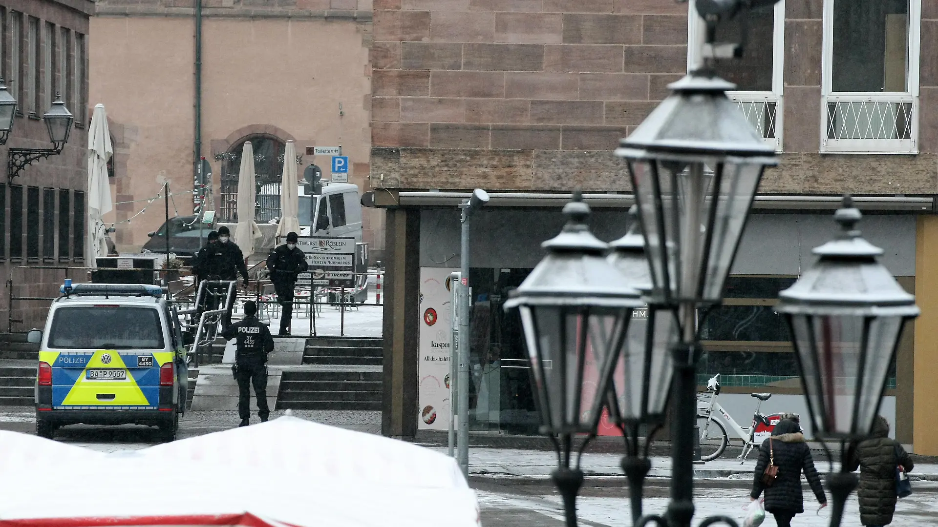 Polizei Kontrolle in Hauptmarkt Platz , where is in programme a forbideen demonstration against Corona Regeln during the hard lockdown in the Coronavirus Pandemie in Nuremberg Nurnberg , Bayern , Deutschland . January 17 , 2021.