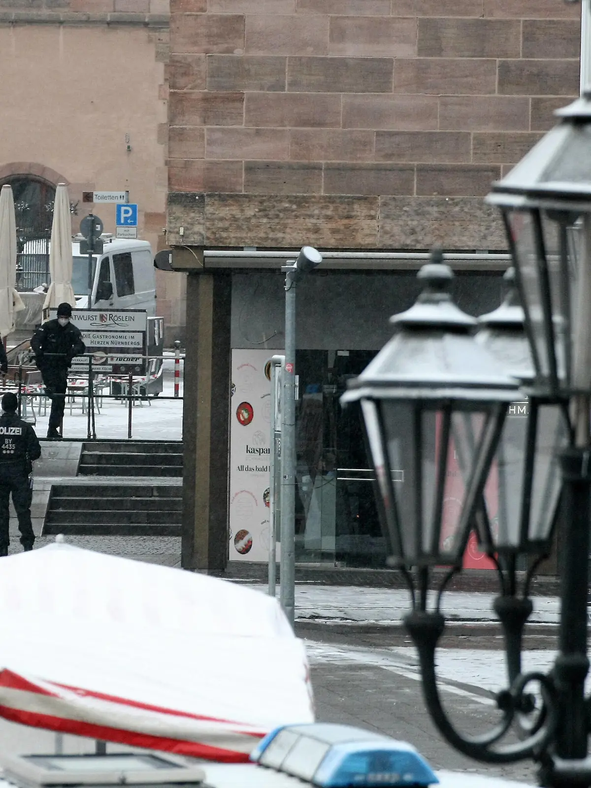  Polizei Kontrolle in Hauptmarkt Platz , where is in programme a forbideen demonstration against Corona Regeln during the hard lockdown in the Coronavirus Pandemie in Nuremberg Nurnberg , Bayern , Deutschland . January 17 , 2021.