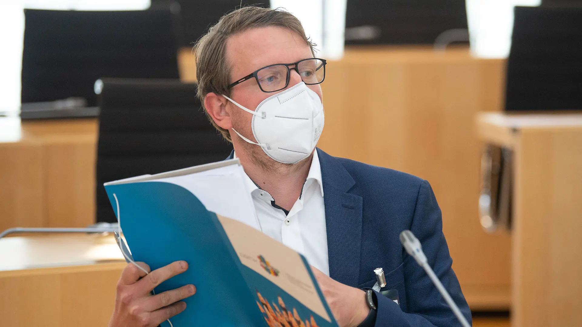 28.05.2021, Hessen, Wiesbaden: Der Sachverständige Matthias Quent setzt sich vor Beginn des öffentlichen Teils des Lübcke-Untersuchungsausschusses im Landtag von Wiesbaden auf seinen Platz. Foto: Boris Roessler/dpa-POOL/dpa +++ dpa-Bildfunk +++