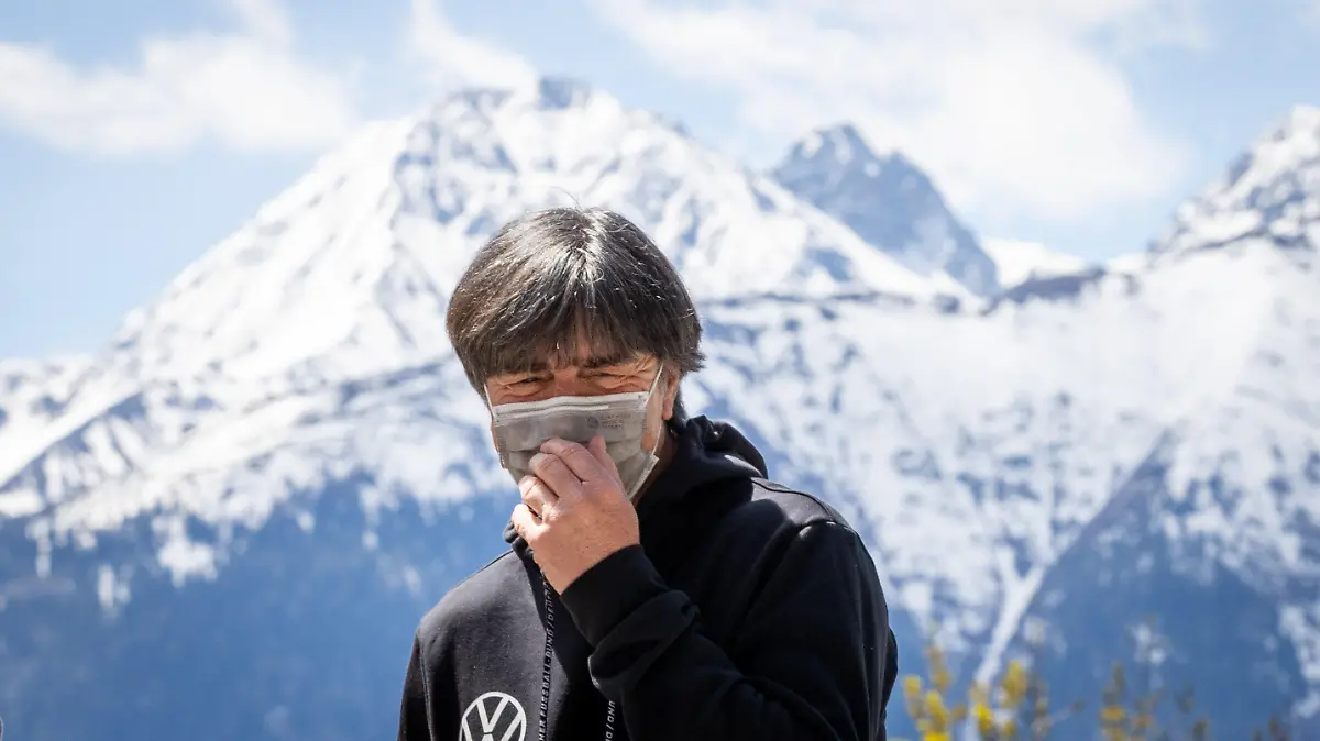 28.05.2021, Österreich, Mösern: Bundestrainer Joachim Löw steht nach der Ankunft der ersten Spieler vor dem Hotel Nidum, in dem die deutsche Fußball-Nationalmannschaft während ihres EM-Trainingslagers in Tirol wohnt. Das Training der DFB-Auswahl vor der EM-Endrunde wird im nahegelegenen Seefeld stattfinden. Foto: Christian Charisius/dpa +++ dpa-Bildfunk +++