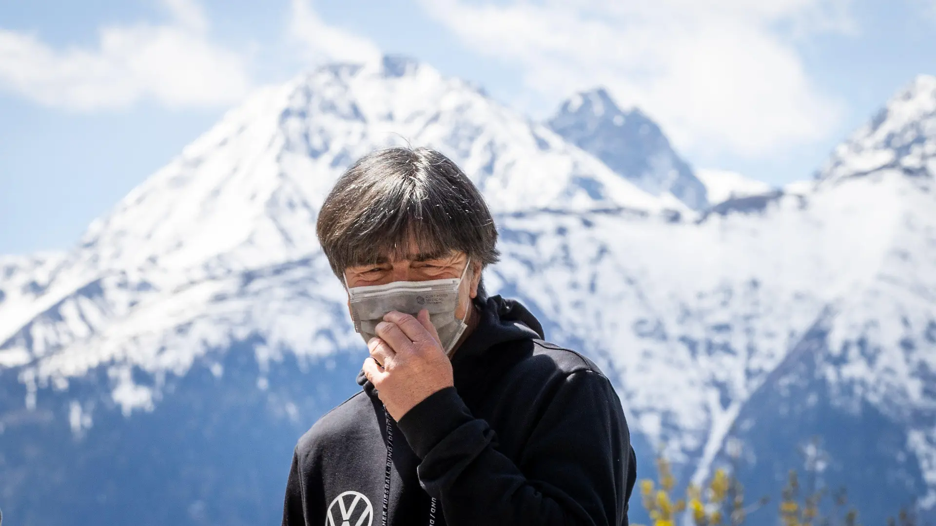 28.05.2021, Österreich, Mösern: Bundestrainer Joachim Löw steht nach der Ankunft der ersten Spieler vor dem Hotel Nidum, in dem die deutsche Fußball-Nationalmannschaft während ihres EM-Trainingslagers in Tirol wohnt. Das Training der DFB-Auswahl vor der EM-Endrunde wird im nahegelegenen Seefeld stattfinden. Foto: Christian Charisius/dpa +++ dpa-Bildfunk +++
