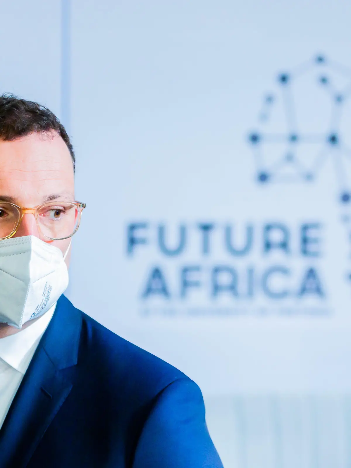 28.05.2021, Südafrika, Pretoria: Jens Spahn (CDU), Bundesminister für Gesundheit, steht vor Beginn eines Auftakttreffen der «Initiative for the Future of Vaccines in Africa» (Initiative für die Zukunft von Impfungen in Afrika) an der Universität von Pretoria auf der Bühne. Auf Bitten von Bundeskanzlerin Merkel reist Spahn parallel zum Staatsbesuch des französischen Präsidenten Macron nach Südafrika, um zusammen mit Frankreich den Aufbau einer eigenen Impfstoffproduktion in Afrika zu unterstützen. Foto: Christoph Soeder/dpa +++ dpa-Bildfunk +++
