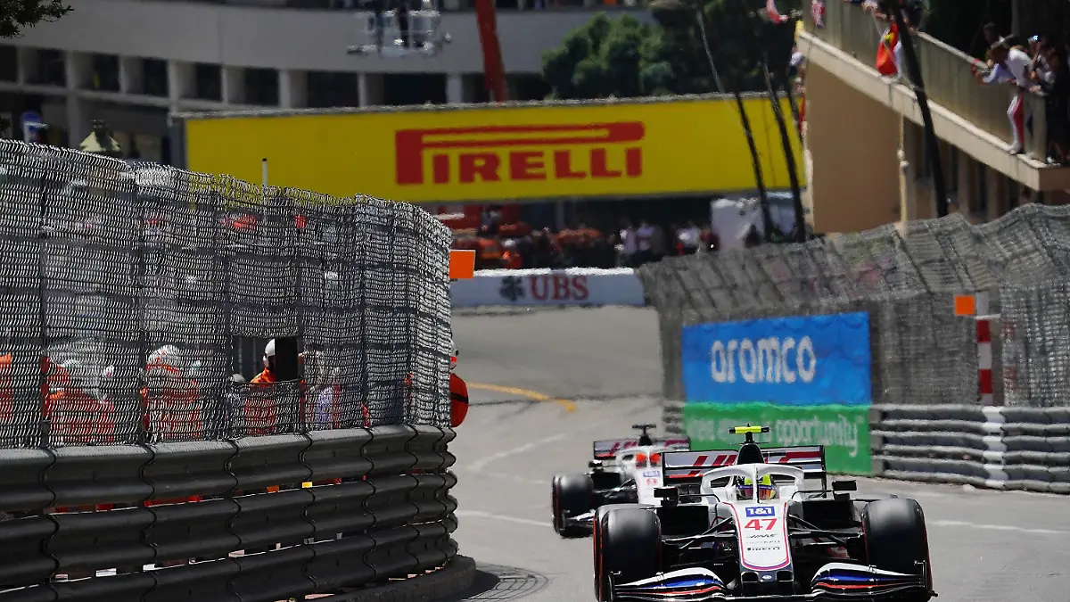 23.05.2021, Monaco, Monaco-Ville: Motorsport: Formel-1-Weltmeisterschaft, Grand Prix von Monaco. Der deutsche Fahrer Mick Schumacher (vorn) vom Haas F1 Team führt vor seinem Teamkollegen Nikita Masepin aus Russland. Foto: Hasan Bratic/dpa +++ dpa-Bildfunk +++