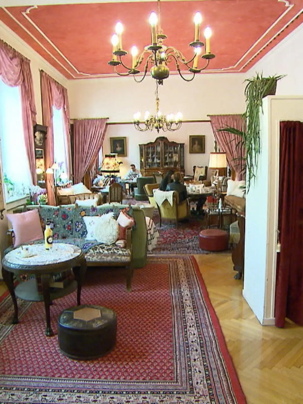 Bild zu: "Uriges Hotel in Köln trotz Pandemie"