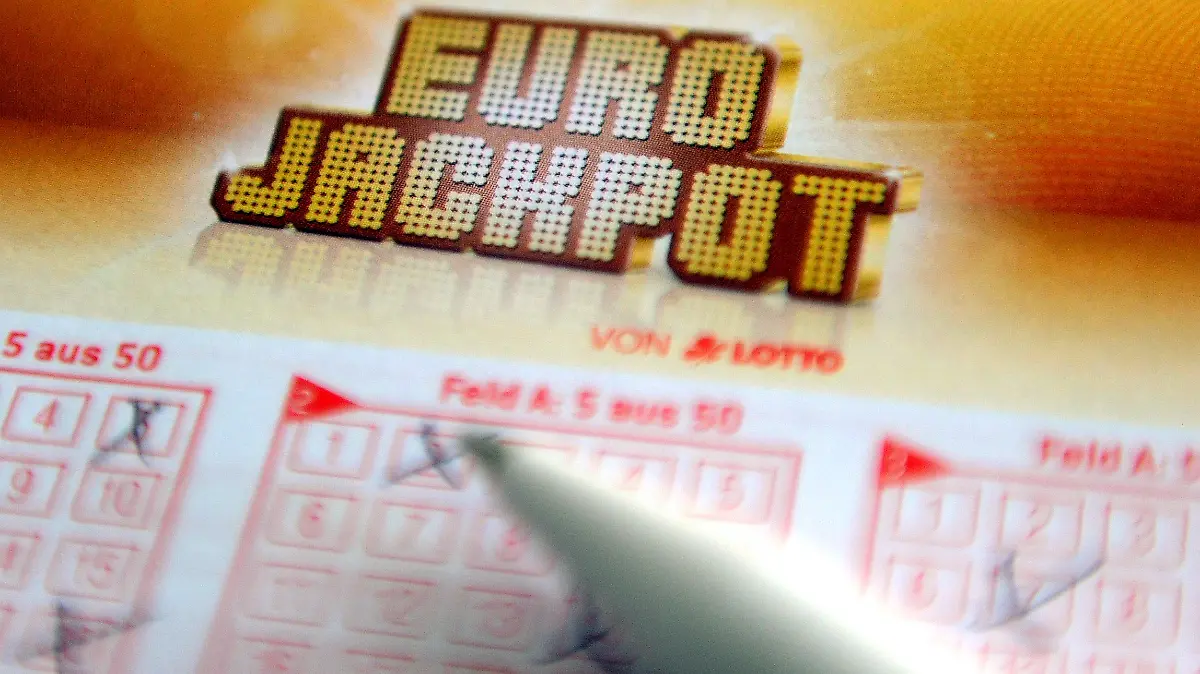 ARCHIV - ARCHIV - ILLUSTRATION - Ein Eurojackpot-Lotterie-Schein, aufgenommen am 06.08.2014 in Düsseldorf. (zu "Berliner knackt Jackpot mit gut 42 Millionen Euro" vom 10.03.2018) Foto: Caroline Seidel/dpa +++ dpa-Bildfunk +++