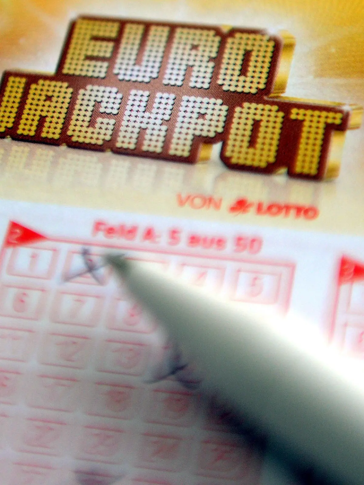 ARCHIV - ARCHIV - ILLUSTRATION - Ein Eurojackpot-Lotterie-Schein, aufgenommen am 06.08.2014 in Düsseldorf. (zu "Berliner knackt Jackpot mit gut 42 Millionen Euro" vom 10.03.2018) Foto: Caroline Seidel/dpa +++ dpa-Bildfunk +++