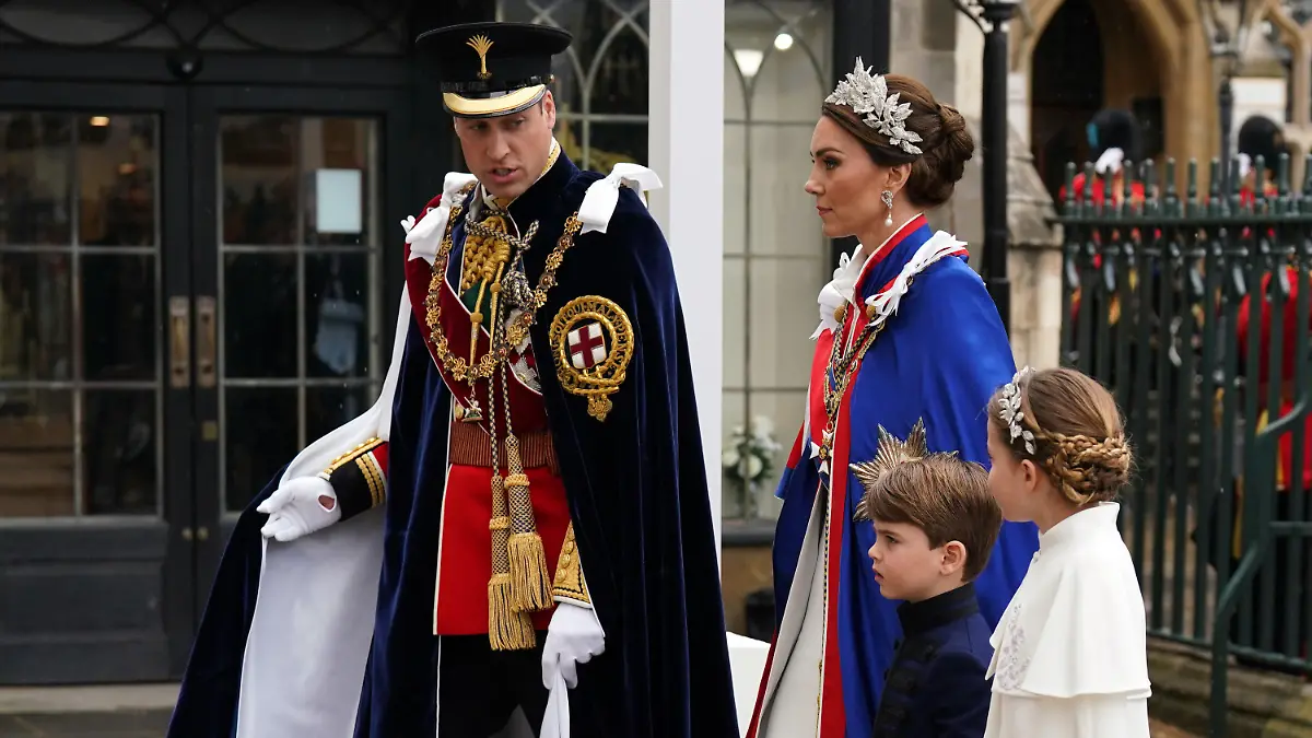 06.05.2023, Großbritannien, London: William, Prinz von Wales, und Kate, Prinzessin von Wales, gehen mit ihren Kindern Prinzessin Charlotte und Prinz Louis in die Westminster Abbey vor der Krönungszeremonie von König Charles III. und Königsgemahlin Camilla. Zur Krönung von König Charles III. werden zahlreiche Gäste erwartet. Foto: Andrew Milligan/PA Wire/dpa +++ dpa-Bildfunk +++