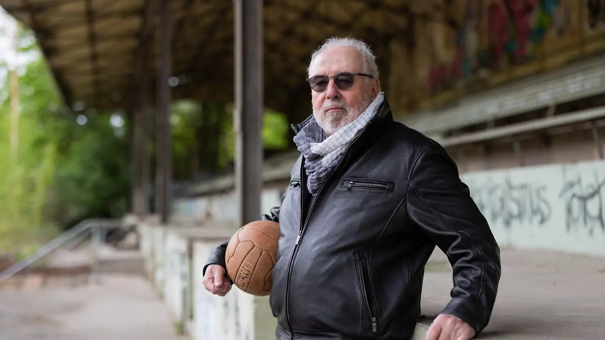 ARCHIV - 06.05.2021, Nordrhein-Westfalen, Köln: Heribert Faßbender, Sportjournalist, steht auf dem Gelände der Galopprennbahn Köln-Weidenpesch. Faßbender wird am 30. Mai 80 Jahre alt. Foto: Rolf Vennenbernd/dpa +++ dpa-Bildfunk +++