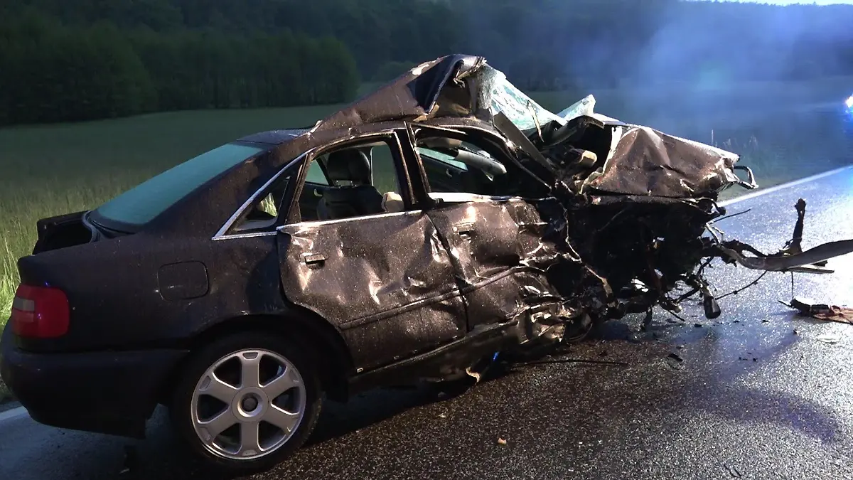 Schwerer Unfall in Gedern in der Wetterau. In diesem Audi wurde eine junge Frau schwer verletzt.