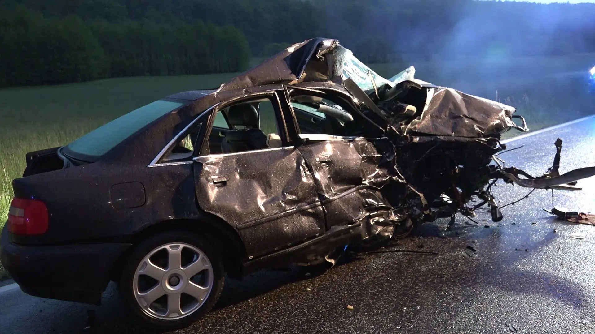 Schwerer Unfall in Gedern in der Wetterau. In diesem Audi wurde eine junge Frau schwer verletzt.