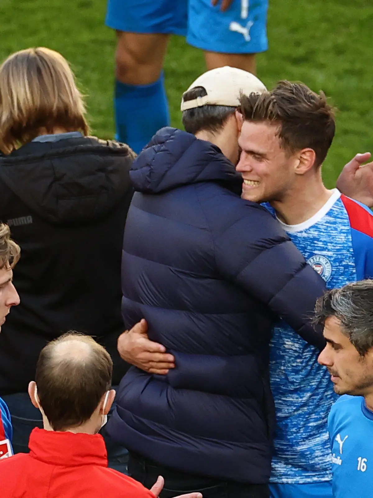 26.05.2021, Nordrhein-Westfalen, Köln: Fußball: Bundesliga - Relegation, Hinspiele, 1. FC Köln - Holstein Kiel im Rhein-Energie-Stadion. Kiels Trainer Ole Werner (M) umarmt den Torschützen Kiels Abwehrspieler Simon Lorenz (M r). WICHTIGER HINWEIS: Gemäß den Vorgaben der DFL Deutsche Fußball Liga bzw. des DFB Deutscher Fußball-Bund ist es untersagt, in dem Stadion und/oder vom Spiel angefertigte Fotoaufnahmen in Form von Sequenzbildern und/oder videoähnlichen Fotostrecken zu verwerten bzw. verwerten zu lassen. Foto: Rolf Vennenbernd/dpa Pool/dpa +++ dpa-Bildfunk +++