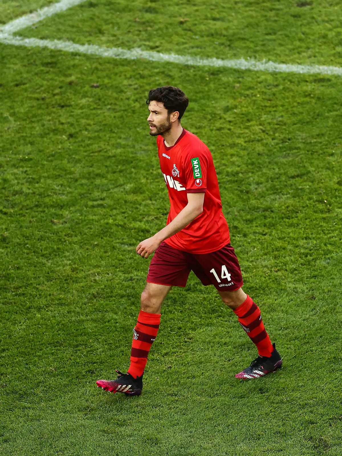 26.05.2021, Nordrhein-Westfalen, Köln: Fußball: Bundesliga - Relegation, Hinspiele, 1. FC Köln - Holstein Kiel im Rhein-Energie-Stadion. Kölns Mittelfeldspieler Jonas Hector verlässt das Spielfeld nach der Niederlage. WICHTIGER HINWEIS: Gemäß den Vorgaben der DFL Deutsche Fußball Liga bzw. des DFB Deutscher Fußball-Bund ist es untersagt, in dem Stadion und/oder vom Spiel angefertigte Fotoaufnahmen in Form von Sequenzbildern und/oder videoähnlichen Fotostrecken zu verwerten bzw. verwerten zu lassen. Foto: Rolf Vennenbernd/dpa Pool/dpa +++ dpa-Bildfunk +++
