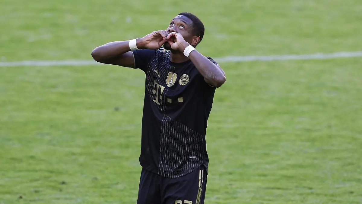 FC Bayern Muenchen vs. FC Augsburg, 1. Bundesliga, 34. Spieltag, 22.05.2021 David Alaba 27 FC Bayern Muenchen geht vom Platz und verabschiedet sich von seinen Mitspielern, FC Bayern Muenchen vs. FC Augsburg, 1. Bundesliga, 34. Spieltag, 22.05.2021, Foto: Christian Kolbert/kolbert-press/Pool - Editorial Use ONLY - DFL regulations prohibit any use of photographs as image sequences and/or quasi-video - National and International News Agencies OUT Muenchen Allianz Arena Bayern Deutschland *** FC Bayern Muenchen vs FC Augsburg, 1 Bundesliga, 34 Spieltag, 22 05 2021 David Alaba 27 FC Bayern Muenchen walks off the pitch and says goodbye to his teammates, FC Bayern Muenchen vs FC Augsburg, 1 Bundesliga, 34 Spieltag, 22 05 2021, Foto Christian Kolbert kolbert press Pool Editorial Use ONLY DFL regulations prohibit any use of photographs as image sequences and or quasi video National and International News Agencies OUT Muenchen Allianz Arena Bayern Deutschland Poolfoto Christian Kolbert/kolbert-press/Pool ,EDITORIAL USE ONLY