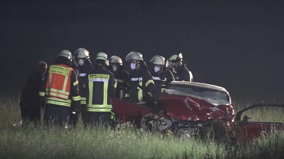 Schwerer Unfall bei Gedern: Zwei Menschen sterben, weil ein entgegenkommendes Auto überholen wollte.